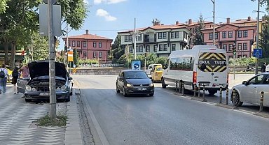 Araçtan caddeye akan motor yağı diğer sürücülere zor anlar yaşattı