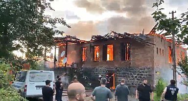 Arhavi'de 2 katlı ev küle döndü