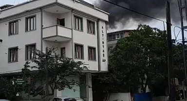 Arnavutköy'de 5 katlı binanın çatısı alev alev yandı