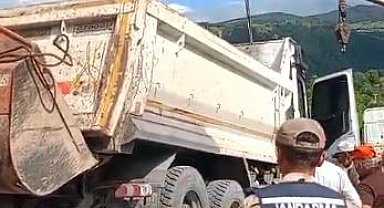 Asfalt yüklü kamyon devrildi: Ardahan-Posof karayolunu kısa süreliğine ulaşıma kapatıldı