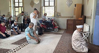 Asırlık cami 17 yıldır ibadetin önündeki "engelleri" kaldırıyor