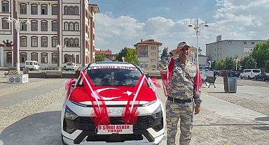 Askerlik hayalini temsili eğlence ile gerçeğe dönüştürdüler