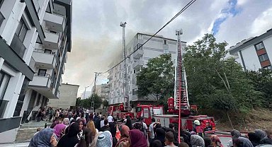 Avcılar'da bitişik 2 binada korkutan çatı yangını