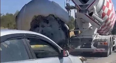 Ayvalık'ta seyir halinde alevler içinde kalan otomobilin imdadına beton mikseri yetişti