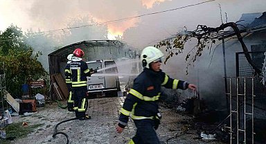 Bağ evi yangınında ev küle döndü, otomobil zarar gördü