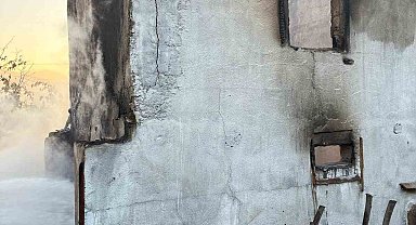 Bağ evinde çıkan yangın tarım makinelerini de kül etti