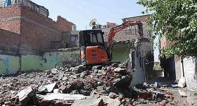 Bağlar'da 1 ayda 32 metruk yapı yıkıldı