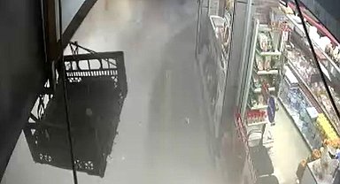 Bahçelievler'de binanın çökmesi sırasında yaşanan panik anları kamerada