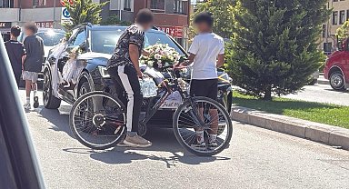 Bahşiş almak için hem kendi canlarını hem de trafiği tehlikeye attılar