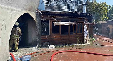Bakırköy'de tadilattaki kafeden alevler yükseldi