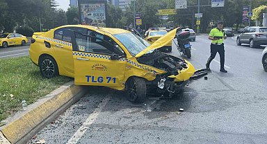 Bakırköy'de ticari taksi ve otomobil çarpıştı: 1 yaralı