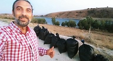 Balık tutmaya geldikleri gölette çöp topladılar