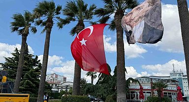 Balıkesir'de Türk bayrağının yanına Cumhurbaşkanı Erdoğan'ın fotoğrafının asılmamasına tepki