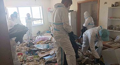 Balkan Mahallesi'nde evden 28 ton çöp çıkarıldı