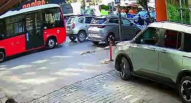 Bandırma'da minibüs yayaya yol veren otomobile çarptı