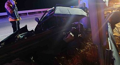 Bariyerlere çarpan otomobil sürücüsü hayatını kaybetti