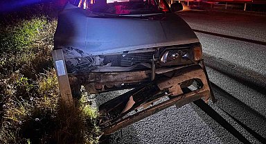 Bariyerlere çarpan otomobilin sürücüsü yaralandı