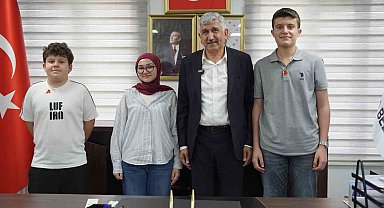 Başkan Hallaç, başarılı öğrencileri halkın makamında ağırladı