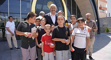 Başkan Hallaç, minik gönüllere dokundu