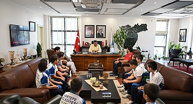 Başkan Kocaman, şampiyon güreşçilerle buluştu