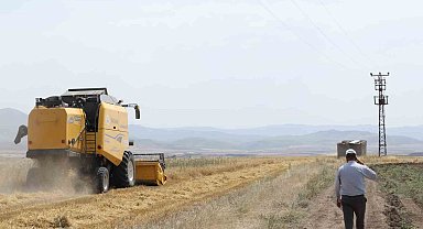 Başkan Sekmen'den üreticiye biçerdöver desteği: "Toprağın dili berekettir"
