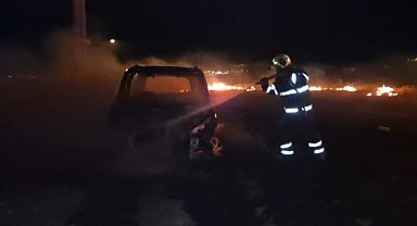 Batman'da boş arazide çıkan yangında hafif ticari araç kullanılamaz hale geldi