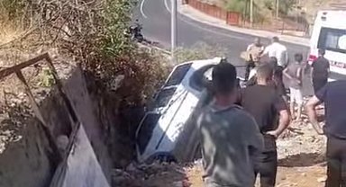 Batman'da kafa kafaya çarpışan araçlardan biri çukura düştü