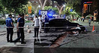 Batman'da kontrolden çıkan otomobil aydınlatma direğine çarptı