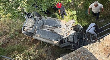 Bayburt'ta düğün aracı dere yatağına düştü