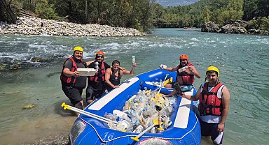 Beşkonak'ta raftingciler kürekleri bırakıp çöp topladı