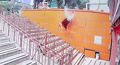 Beton blokta uzandı, dengesini kaybedip merdivenlere düştü