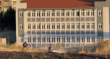 Beylikdüzü'nde otluk alanda korkutan yangın: Alevler sitelere kadar yaklaştı