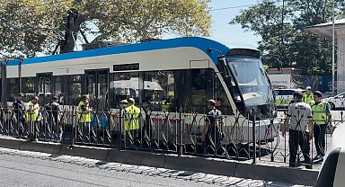Beyoğlu'nda Tramvay raydan çıktı, yolcular tahliye edildi