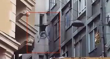 Beyoğlu'nda yürekleri ağza getiren anlar: Elektrik tellerinden açılan hava minderine düştü