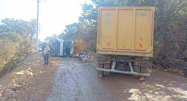 Bilecik'te 2 kamyon kafa kafaya çarpıştı, 2 yaralı