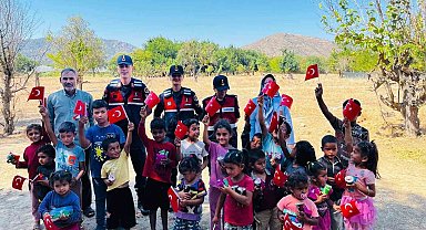 Bilecik'te çocuklara jandarmadan hediye