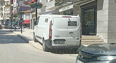 Bilecik'te kaldırım üstü parklanmalar yayaları isyan ettirdi