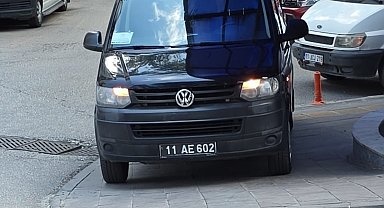 Bilecik'te kaldırıma park eden araç tepkilere neden oldu