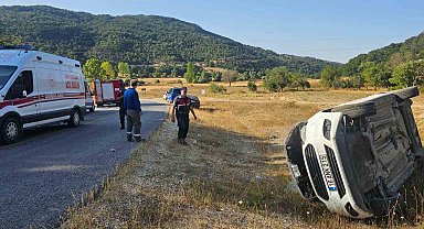 Bilecik'te otomobil yan yattı: 5 kişi yaralandı