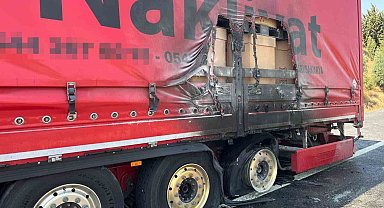 Bilecik'te seyir halindeki tırın dorsesi alev aldı