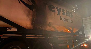 Bilecik'te seyir halindeki tırın dorsesi alev aldı