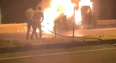 Bingöl'de hafif ticari araç alev alev yandı