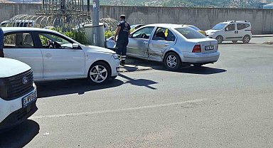 Bingöl'de iki otomobil çarpıştı: 1 yaralı