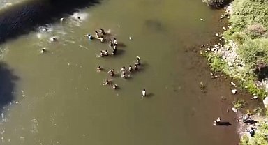 Bingöl'de suda kaybolan kişiyi vatandaşların kurtarma mücadelesi dronla görüntülendi