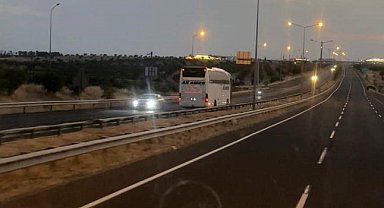 Birecik'te otoyolda tehlikeli anlar: Yolcu otobüsü ters yönde ilerledi