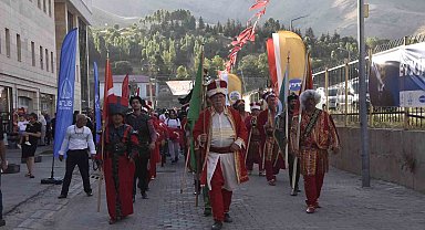 Bitlis'in kurtuluşunun 110. yılı coşkusu kortej yürüyüşüyle başladı