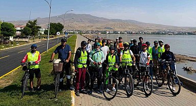 Bitlis'te 30 bisikletli 90 kilometre pedal çevirip Ahlat'ın tarihi mirasını ziyaret etti
