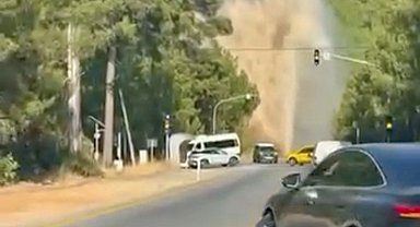 Bodrum'da ana isale hattı patladı, su metrelerce yükseldi: Fırlayan taşlar lüks aracın camını parçaladı