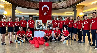 Bodrum'da otel personeli 30 Ağustos'a bayraklı kıyafetlerle damga vurdu