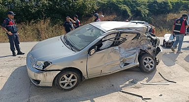 Bolu'da kamyon ile otomobil çarpıştı: 3 yaralı